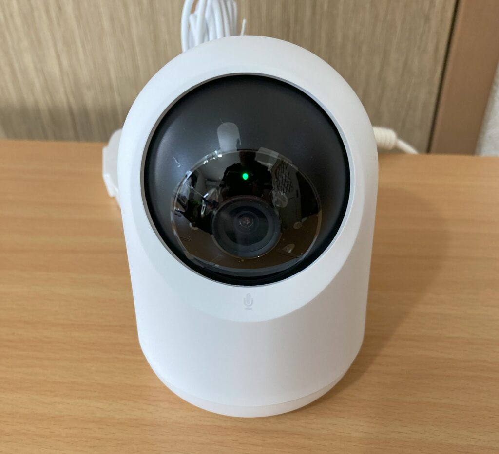 SwitchBot見守りカメラPlus本体プライバシーモードOFFでカメラのレンズが見える状態
