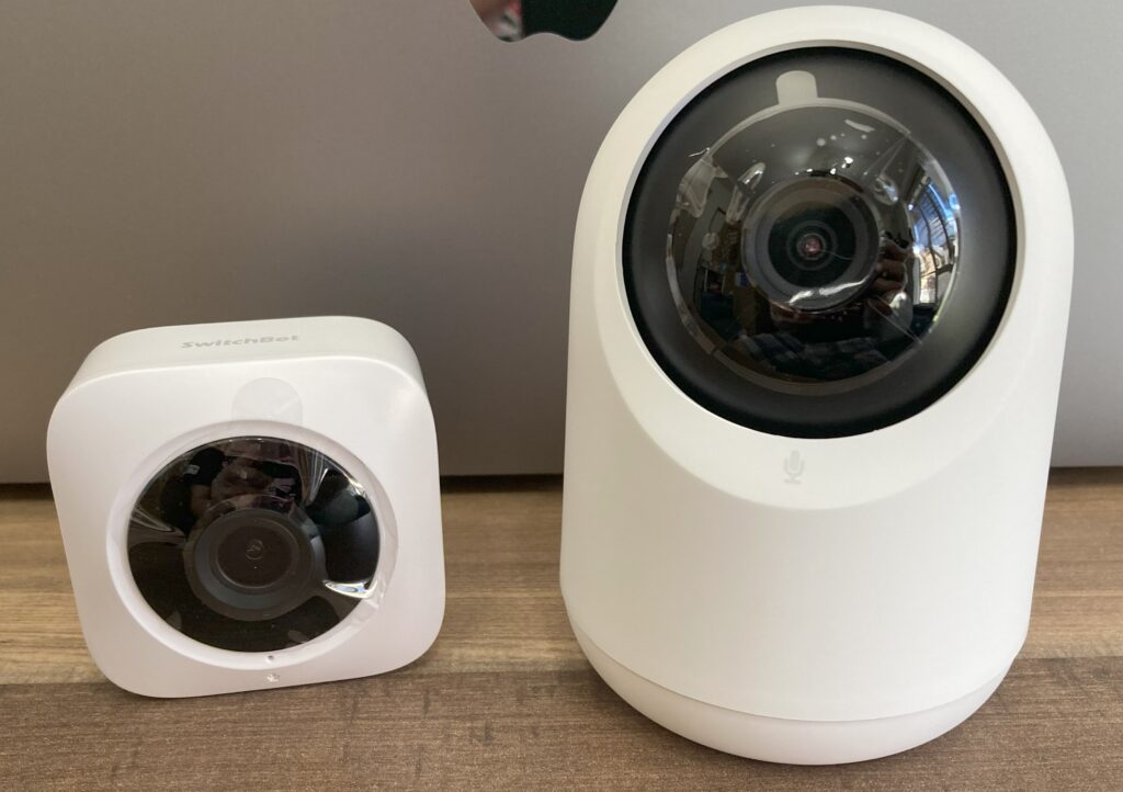 SwitchBot見守りカメラと屋内カメラのサイズ比較