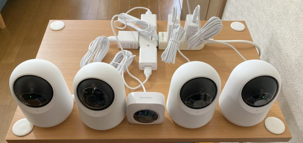 SwitchBot見守りカメラ4種と屋内カメラを電源に繋いだ様子